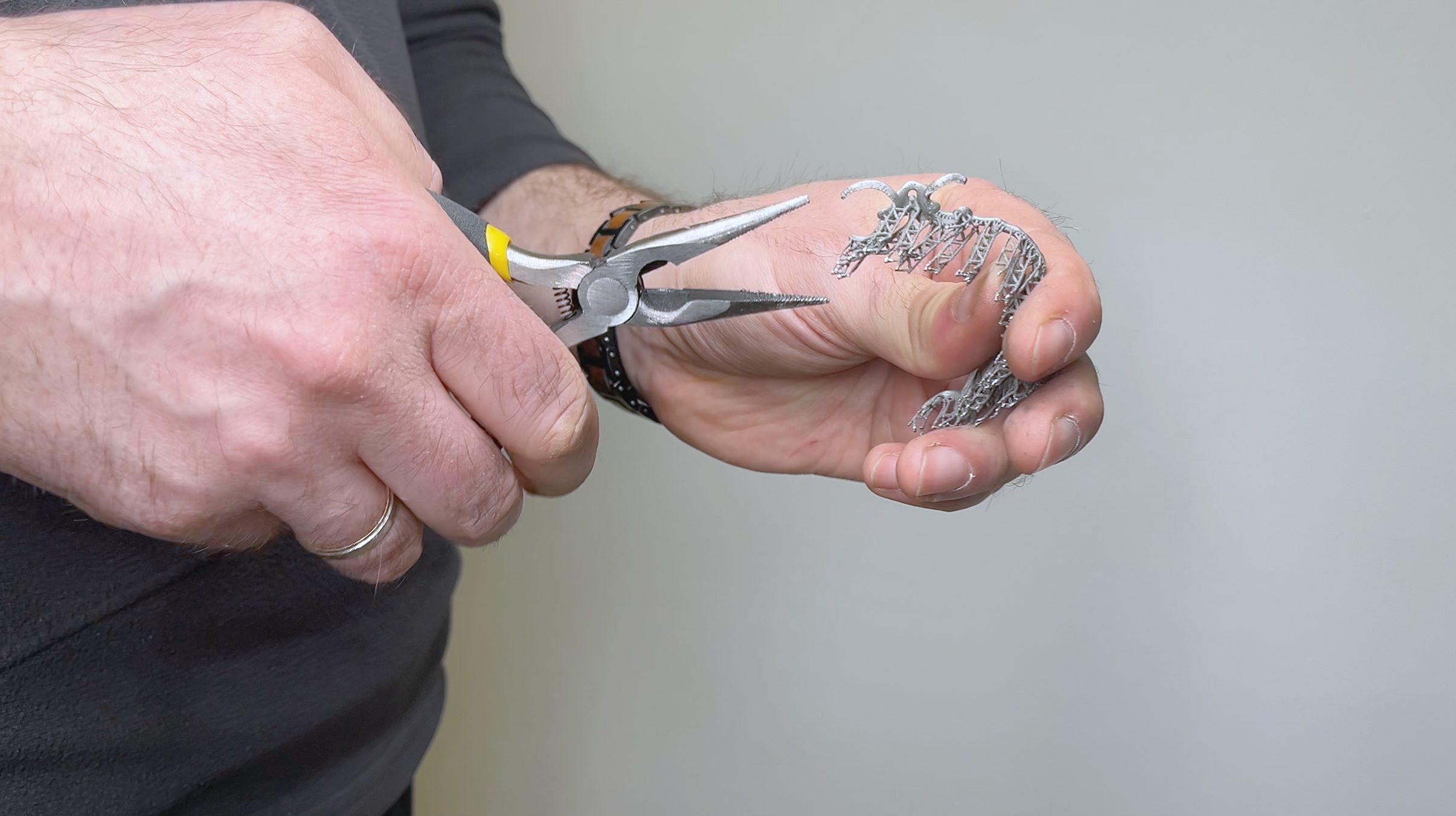 Supports removal of metal 3d printed part